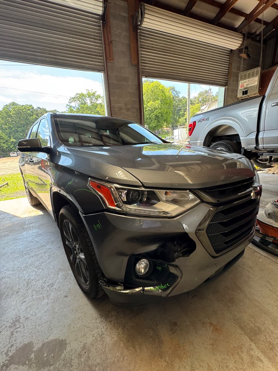 2020 Chevrolet Traverse with front-end collision damage before repair